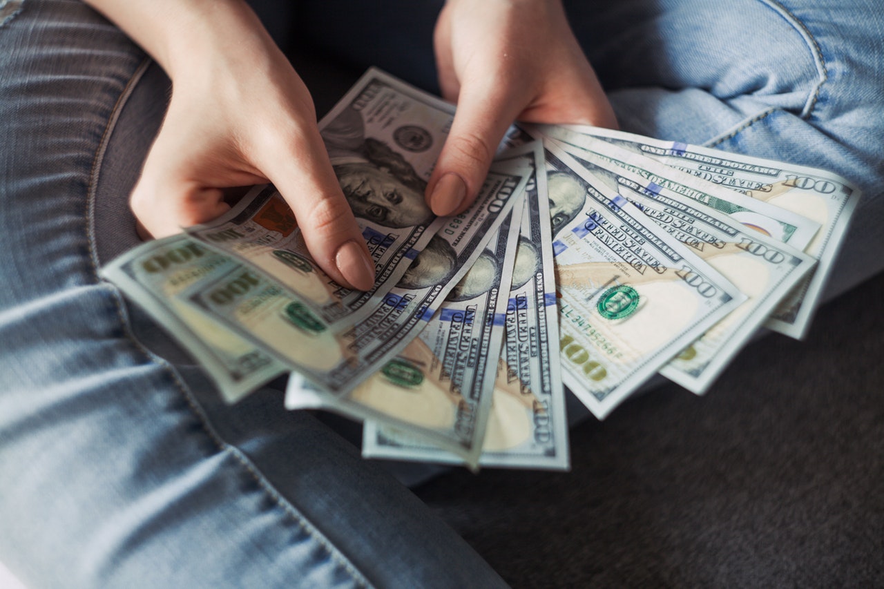 Lei per 80.000 euro nemmeno si alza. Io invece mi alzo anche per molto meno...